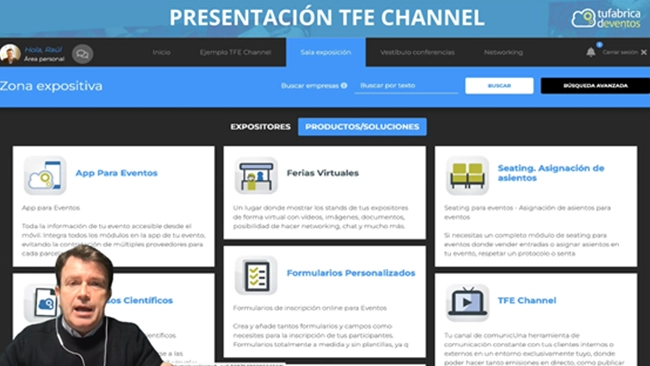 hombre dando videoconferencia