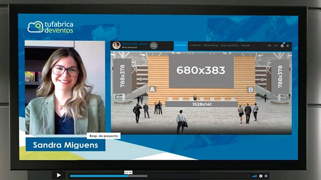 mujer en videoconferencia