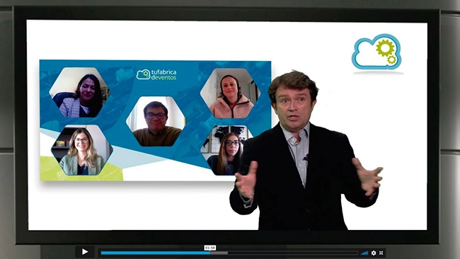hombre dando videoconferencia