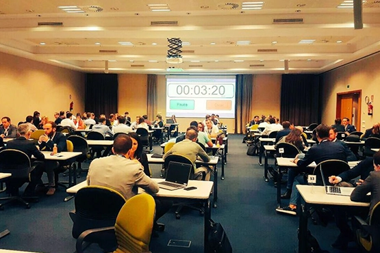 hombres y mujeres en networking